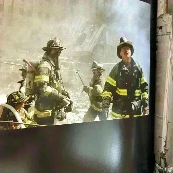 WORLD TRADE CENTER Giants that Defied the Sky book - Picture 4 of 5